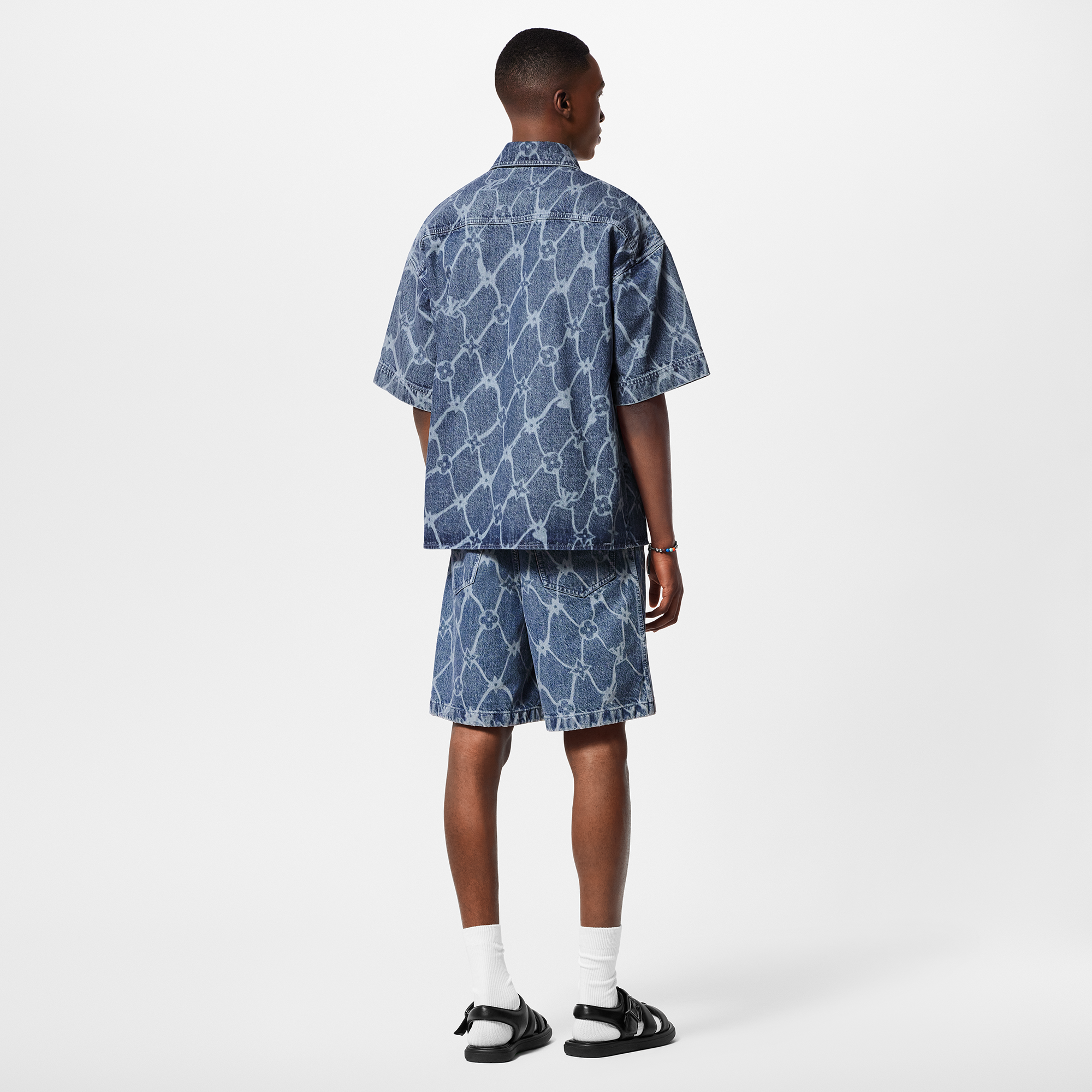 เสื้อเชิ้ตเดนิมแขนสั้นพิมพ์ลาย Monogram  in ผู้ชาย's เสื้อผ้า เสื้อเชิ้ตสำหรับผู้ชาย collections by Louis Vuitton (การย่อ/ขยายผลิตภัณฑ์)